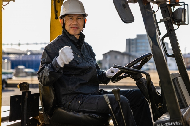 【京都郡苅田町】大型ドライバー兼フォークリフト作業のお仕事☆【20代～60代の男女活躍中！】【2交替】【土日休み！】【将来的に直雇用制度有！】【履歴書不要！】 イメージ